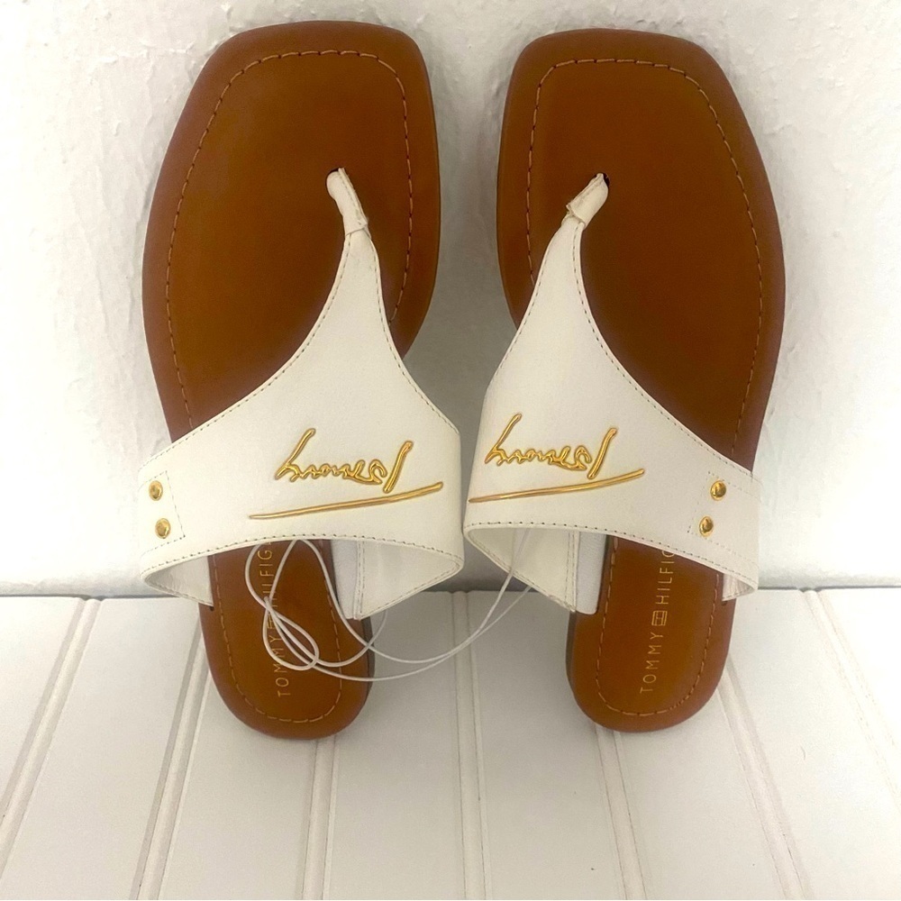 Tommy Hilfiger Women’s TWJELVINO-R Flip Flops Sandals with Gold Emblem Size 6M